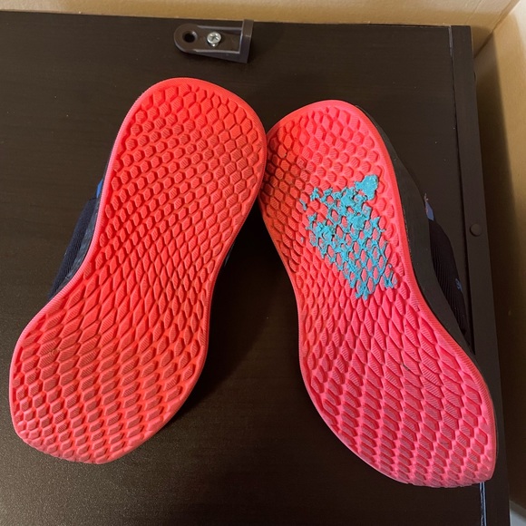 Like New. Kids size 9.5. Only worn 2 or 3 times. In great condition. - Picture 2 of 4